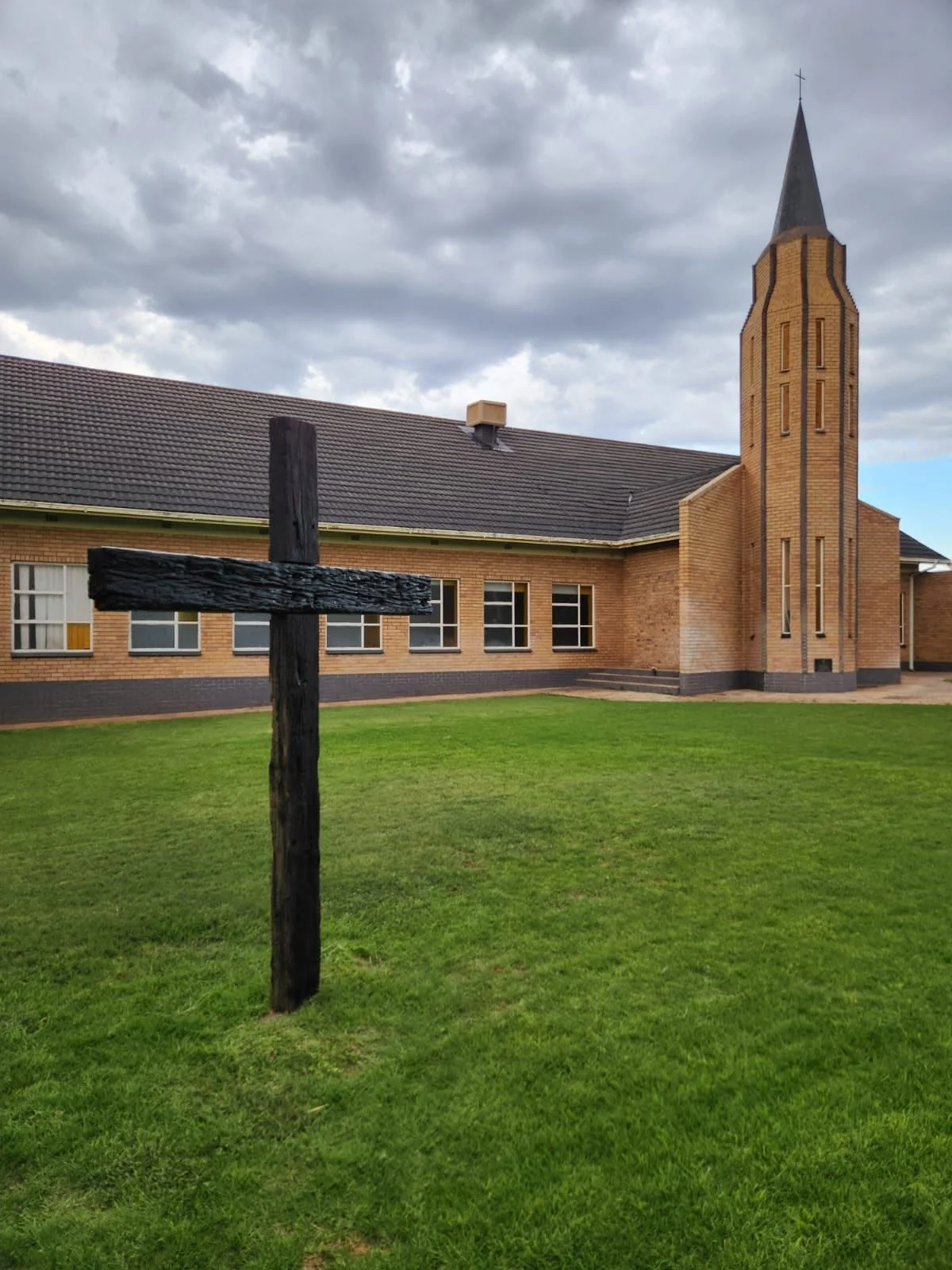 Kerk-interieur met warm sonlig op die banke — Woord & Lewe Jacobsdal